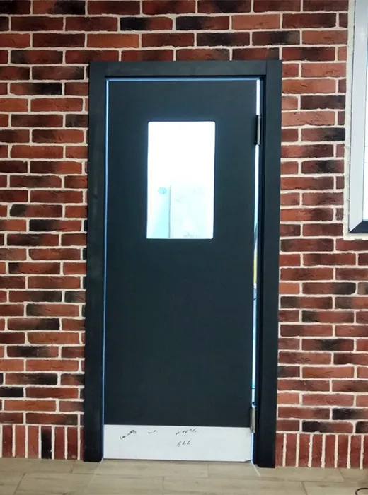 Маятниковая дверь с прямоугольным стеклом в кафе
