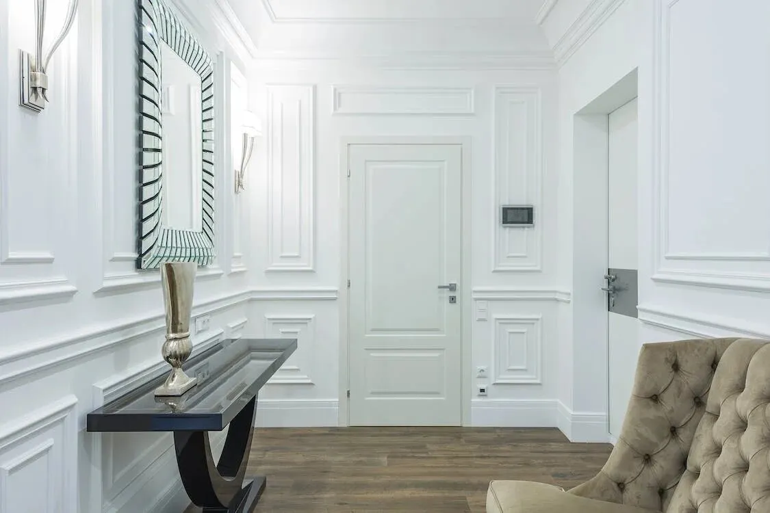 Филенчатая дверь белого цвета в классическом стиле