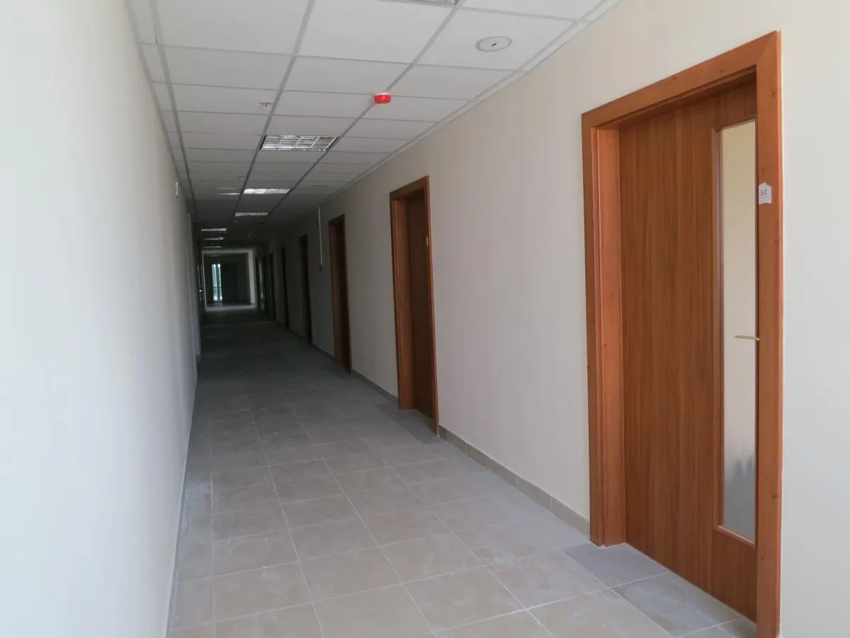 Двери с прямоугольным стеклом Benefit 2, установленные в коридоре бизнес-центра