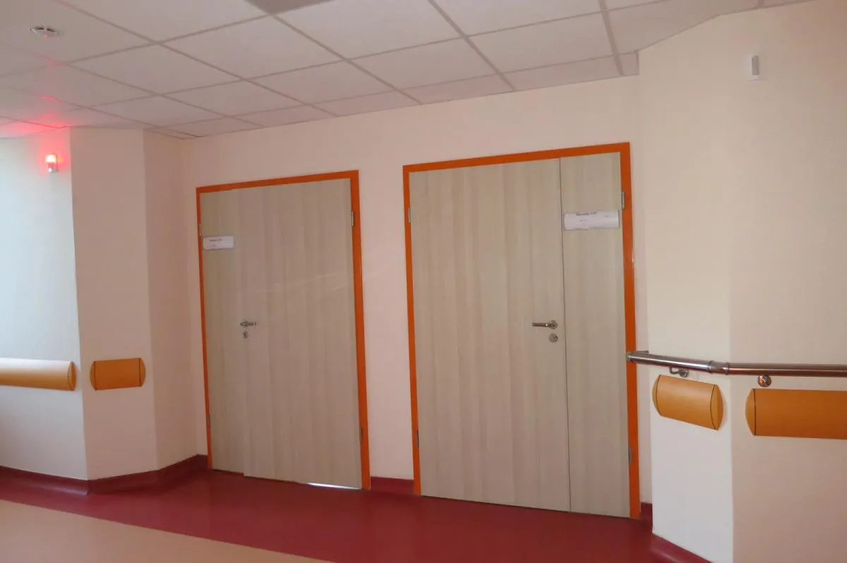 Распашные полуторные двери с покрытием HPL, установленные в больнице